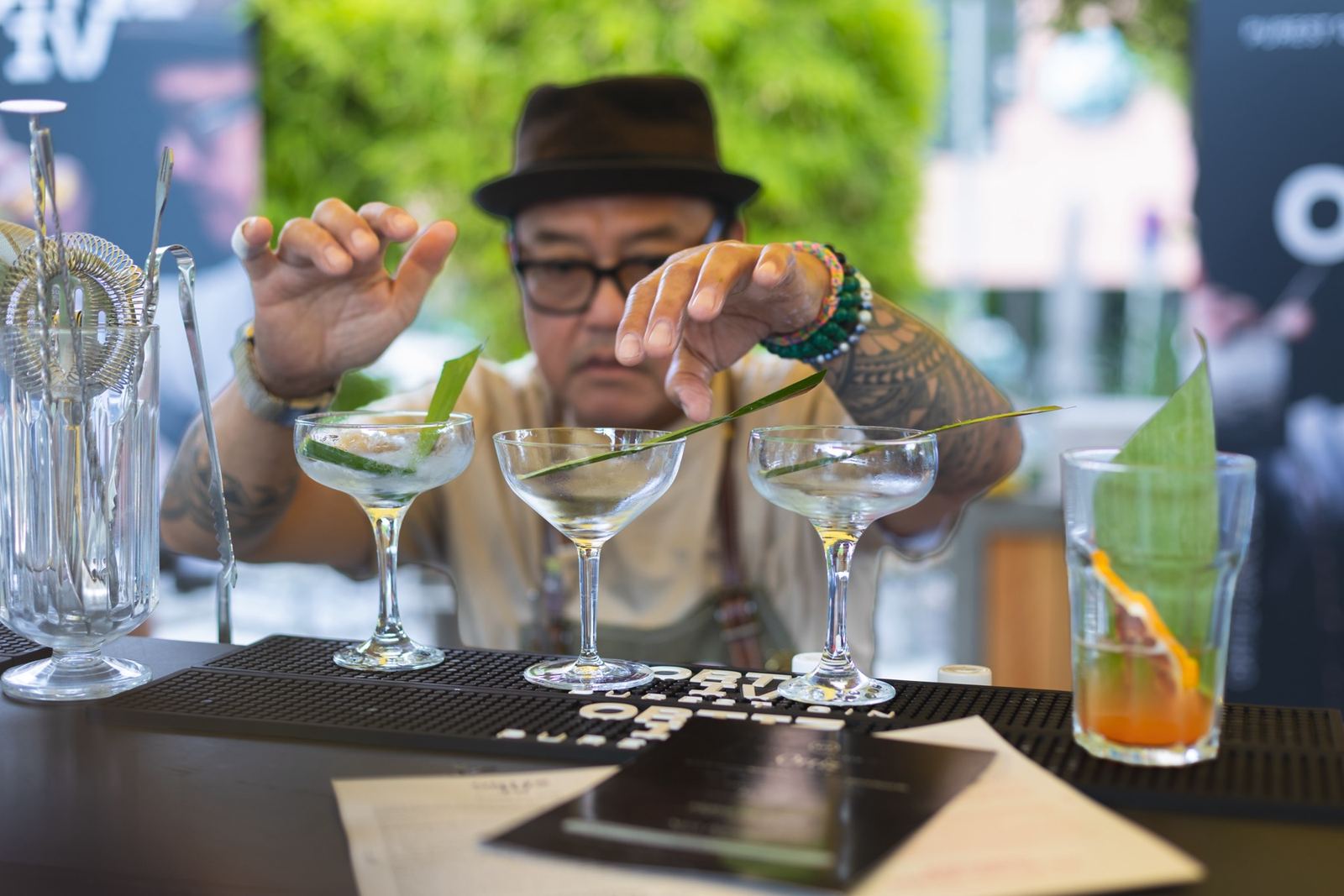 Barkeeper seiht Cocktails ab