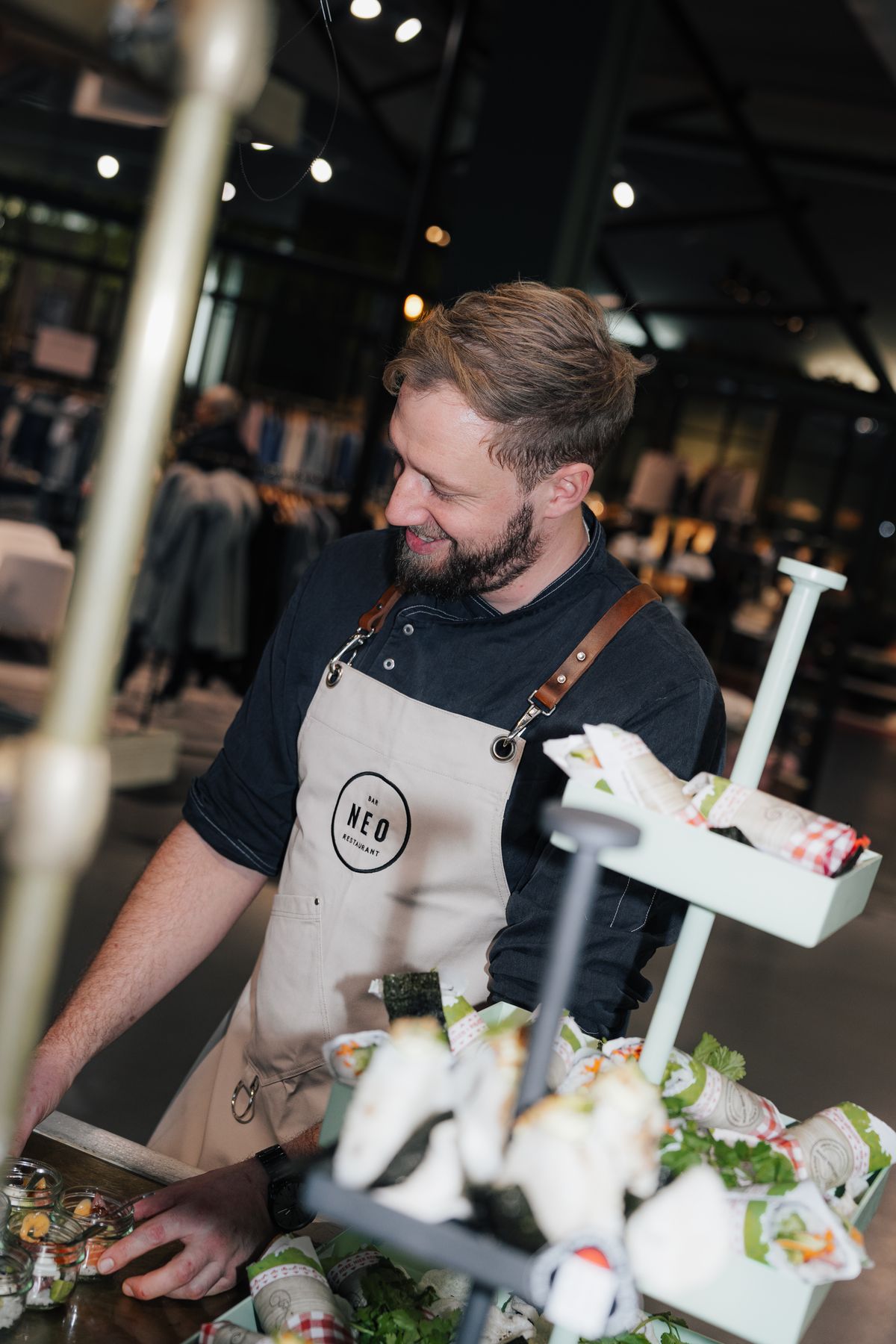 Koch in NEO-Schürze am Live-Catering-Stand