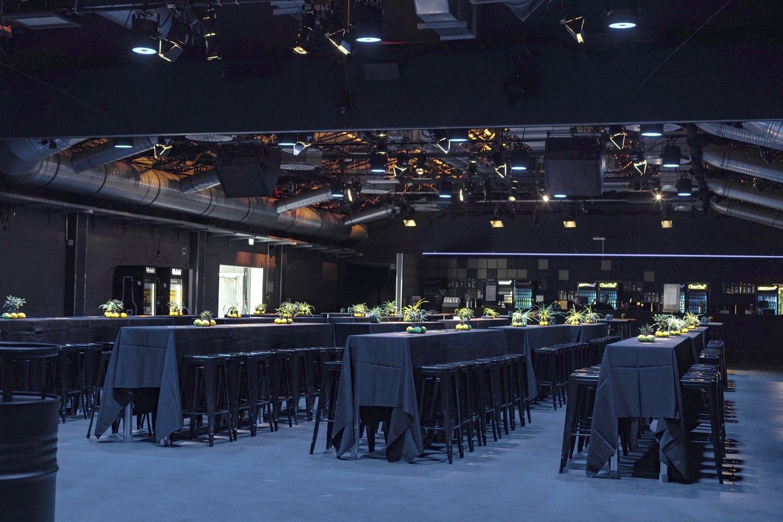 Halle 02 eingedeckt für ein Gala-Dinner