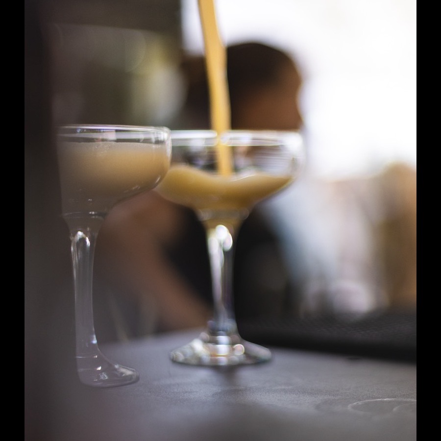 Cocktail wird eingegossen