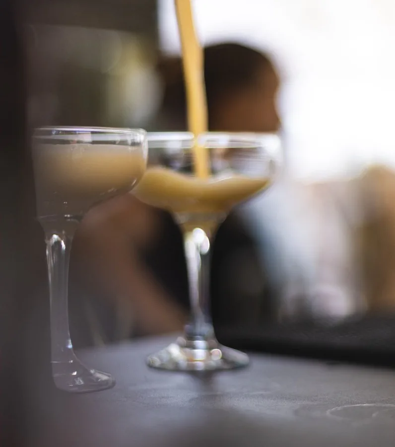 Cocktail wird eingegossen
