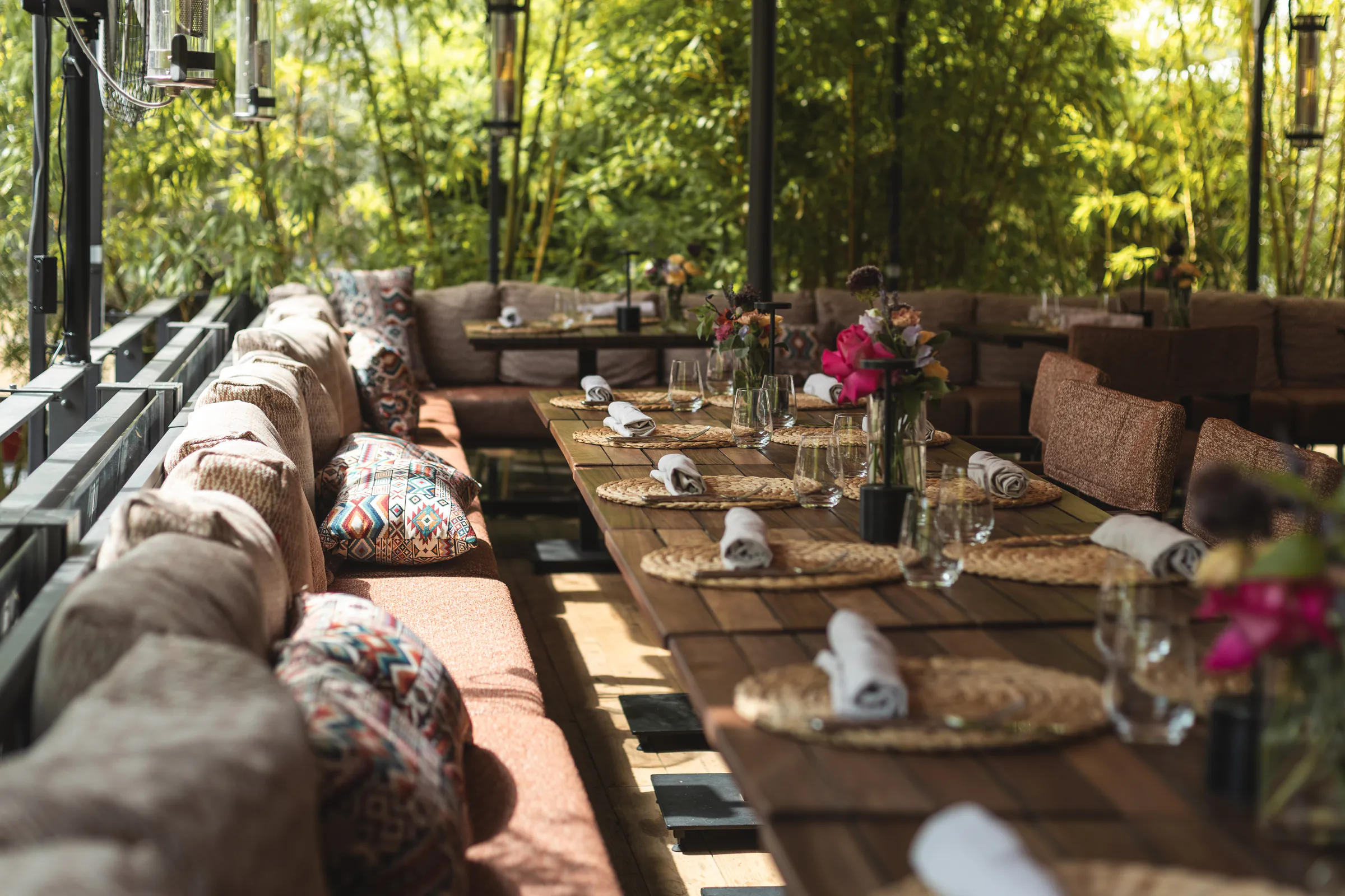 NEO Heidelberg — eingedeckte Lounge-Tafel auf der Terrasse im Grünen