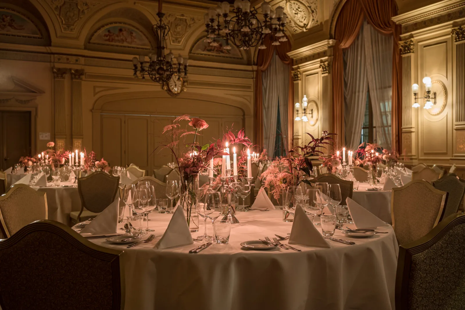 Palais Prinz Carl — festlich gedeckte Tafel bei Kerzenlicht